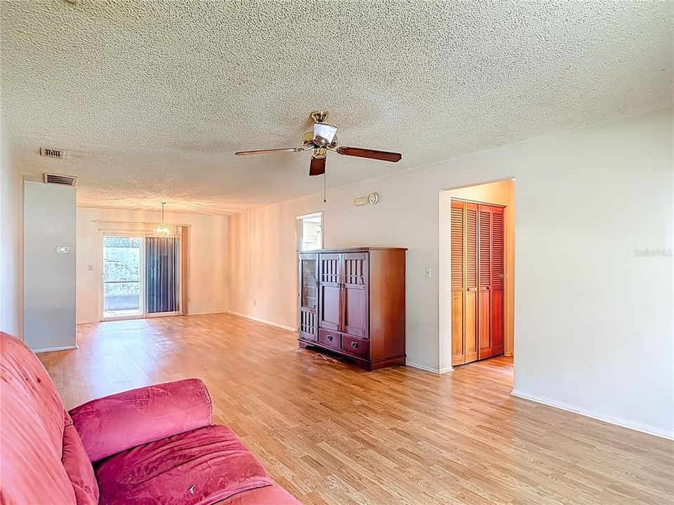 Под контрактом: $185,000 (2 спален, 2 ванн, 1121 Квадратных фут)