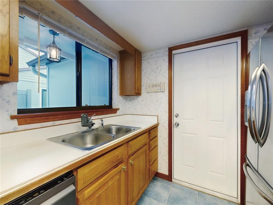 待售: $272,000 (2 贝兹, 2 浴室, 1830 平方英尺)