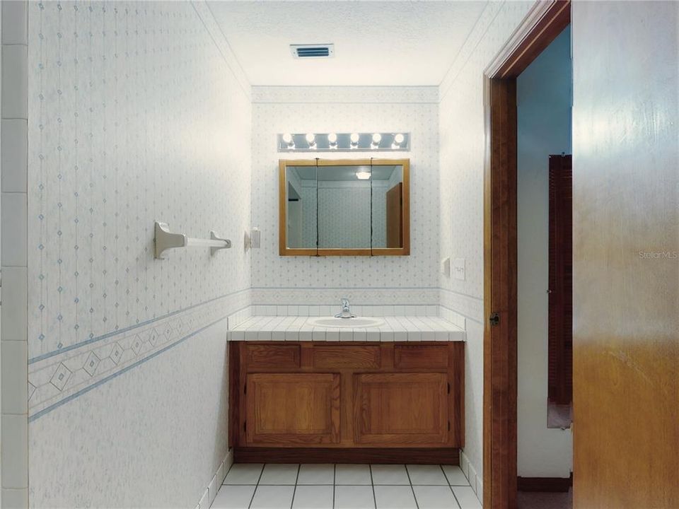 待售: $272,000 (2 贝兹, 2 浴室, 1830 平方英尺)