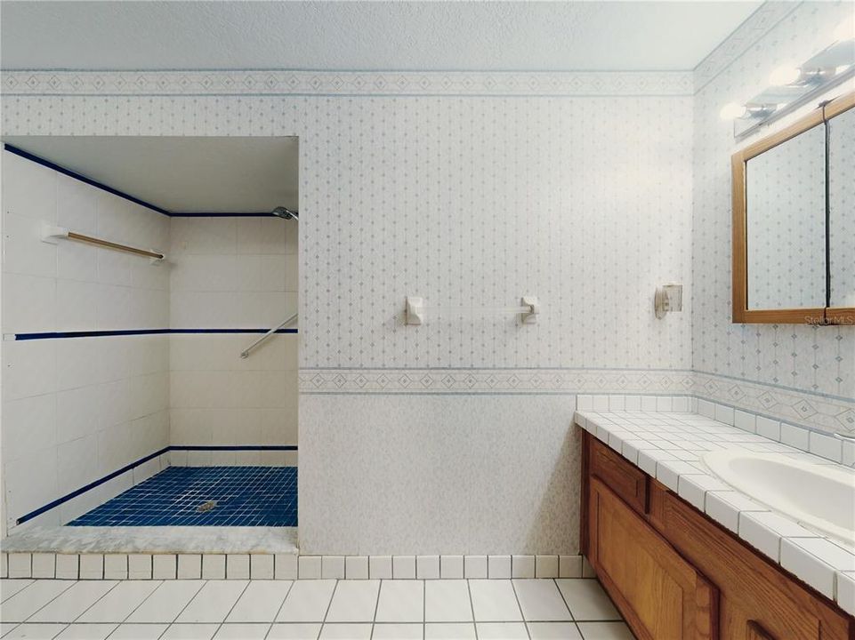 待售: $272,000 (2 贝兹, 2 浴室, 1830 平方英尺)