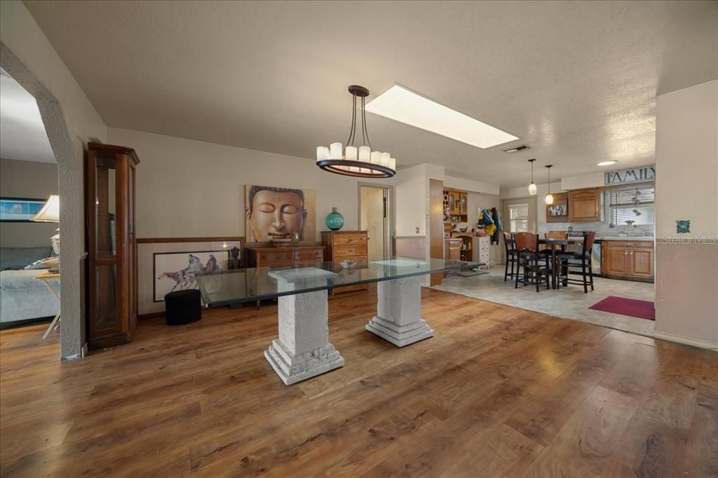 En Venta: $549,000 (5 camas, 4 baños, 4206 Pies cuadrados)