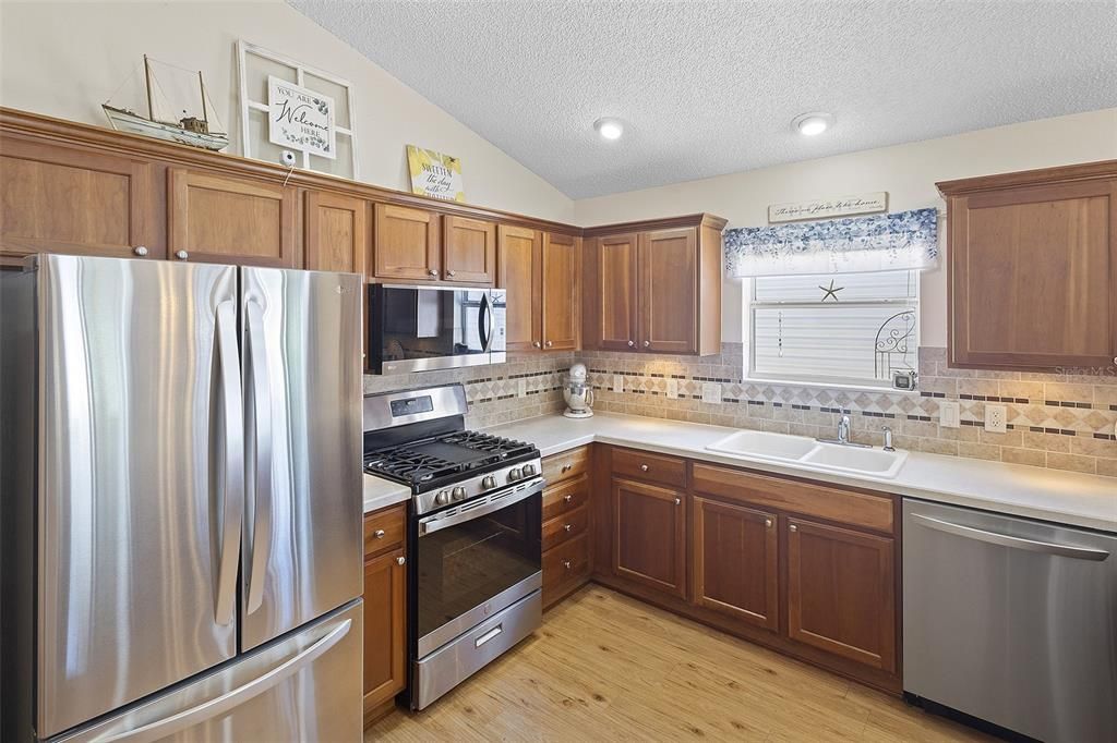 Active With Contract: $345,000 (3 beds, 2 baths, 1397 Square Feet)