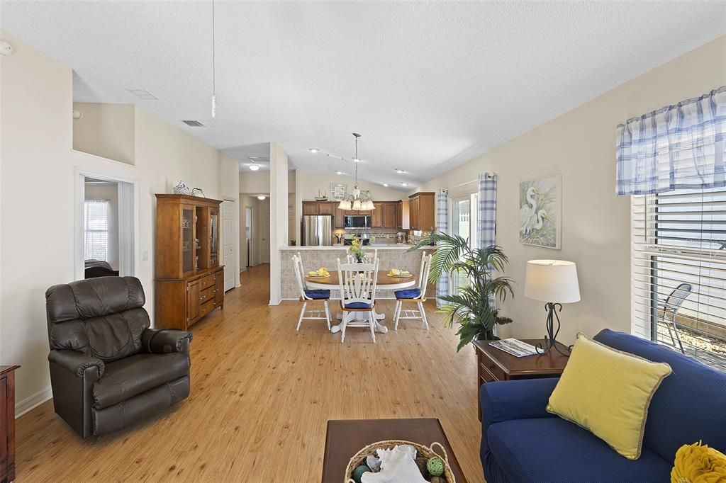 Active With Contract: $345,000 (3 beds, 2 baths, 1397 Square Feet)