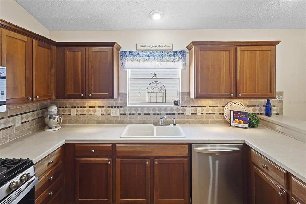 Active With Contract: $345,000 (3 beds, 2 baths, 1397 Square Feet)