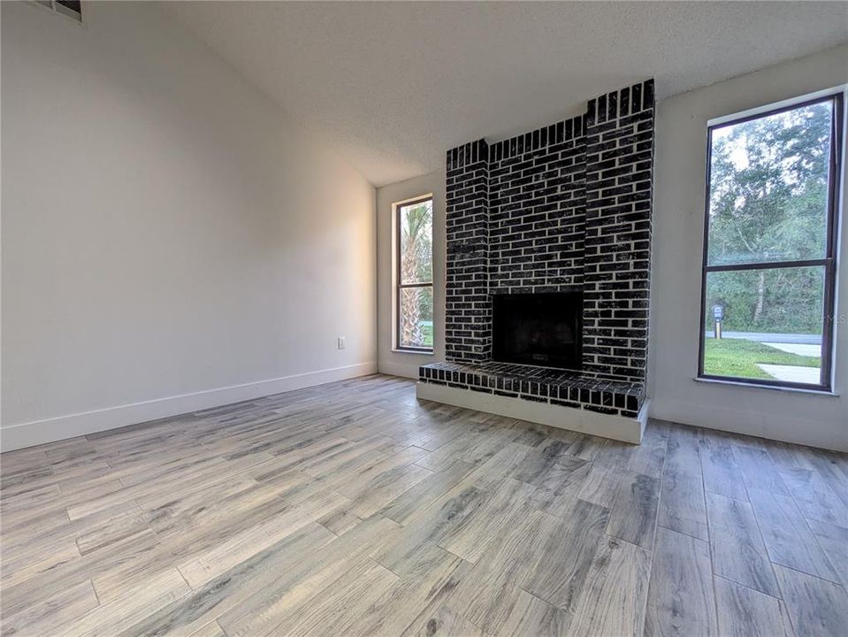 Activo con contrato: $255,000 (3 camas, 2 baños, 1437 Pies cuadrados)