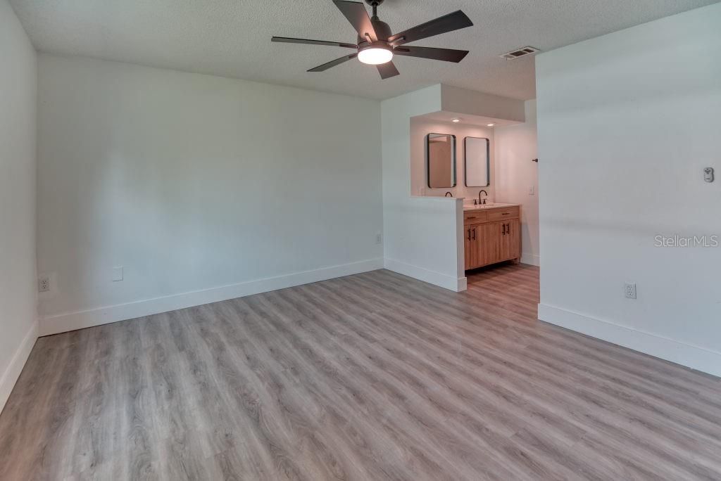 Activo con contrato: $255,000 (3 camas, 2 baños, 1437 Pies cuadrados)