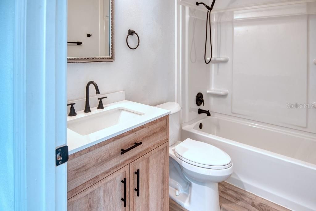 Activo con contrato: $255,000 (3 camas, 2 baños, 1437 Pies cuadrados)