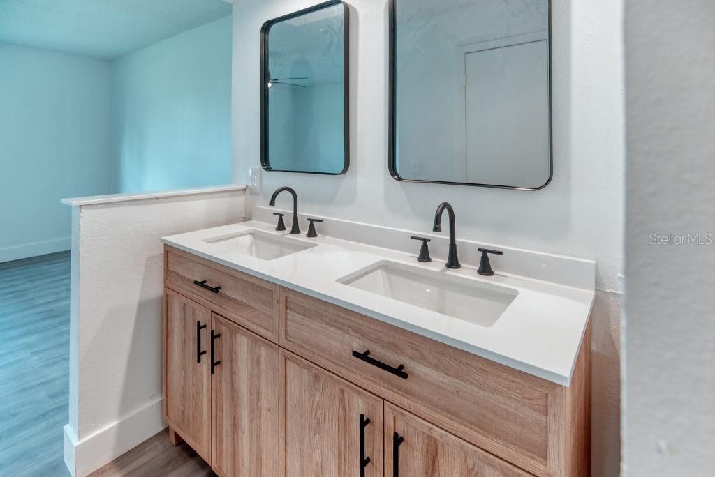 Activo con contrato: $255,000 (3 camas, 2 baños, 1437 Pies cuadrados)