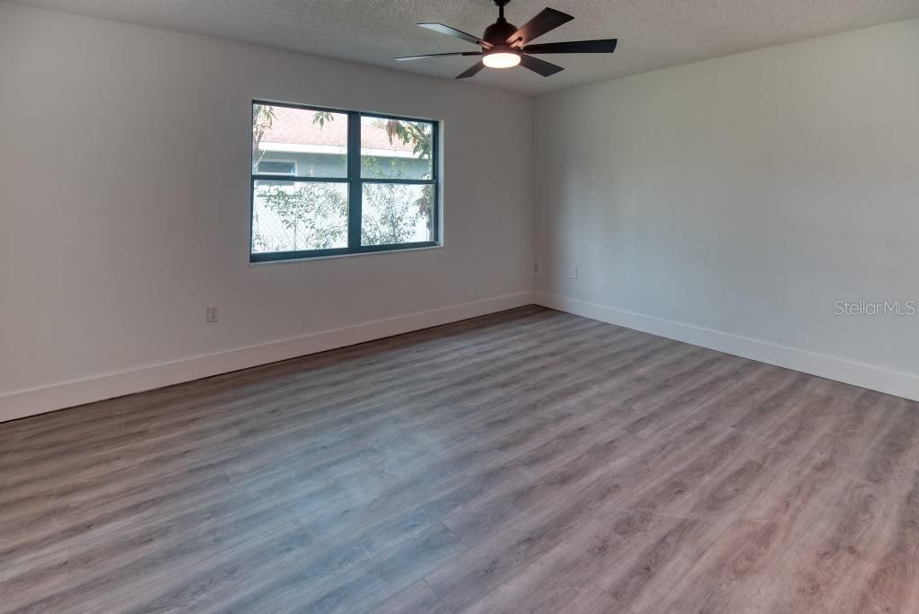 Activo con contrato: $255,000 (3 camas, 2 baños, 1437 Pies cuadrados)