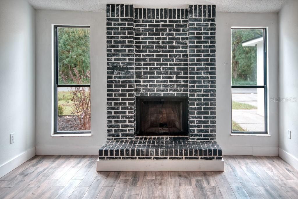 Activo con contrato: $255,000 (3 camas, 2 baños, 1437 Pies cuadrados)