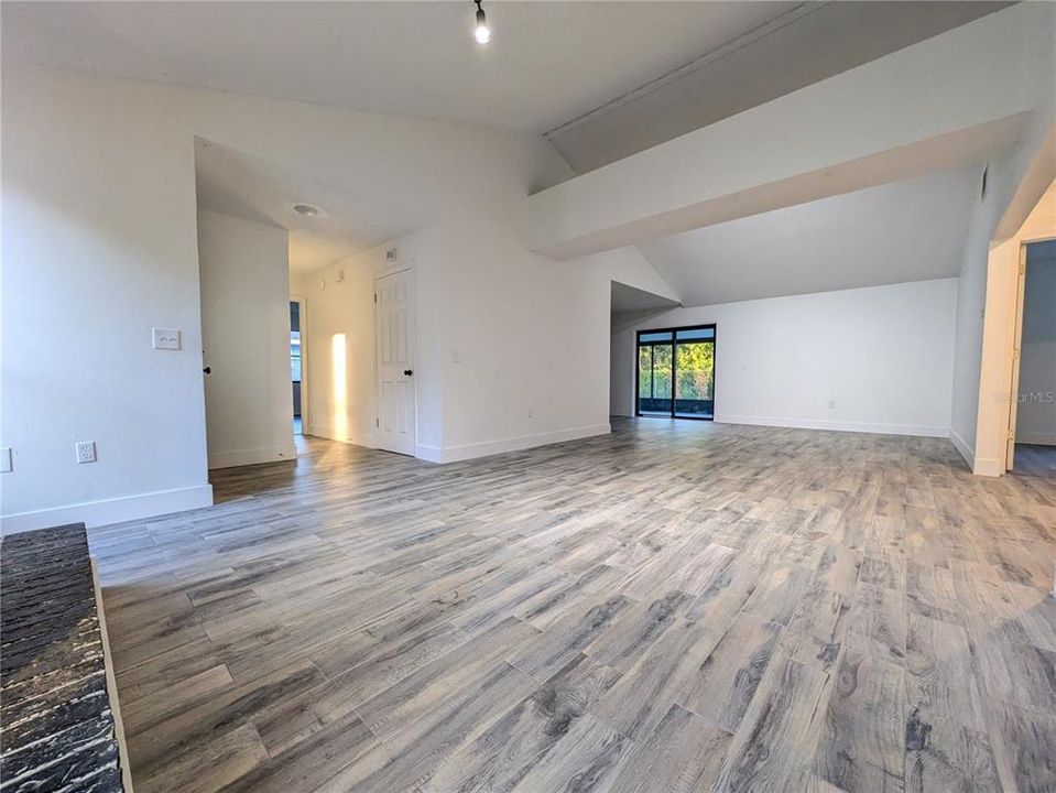 Activo con contrato: $255,000 (3 camas, 2 baños, 1437 Pies cuadrados)