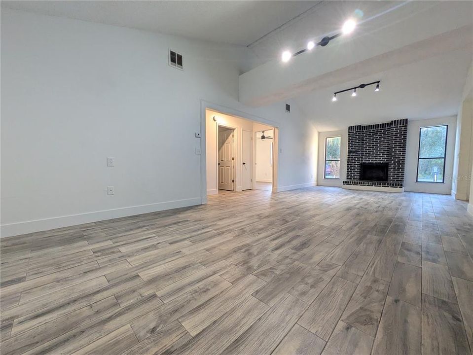 Activo con contrato: $255,000 (3 camas, 2 baños, 1437 Pies cuadrados)