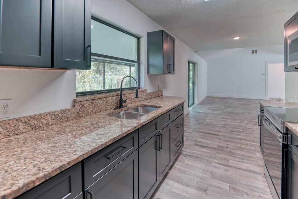 Activo con contrato: $255,000 (3 camas, 2 baños, 1437 Pies cuadrados)