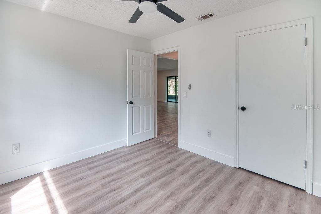 Activo con contrato: $255,000 (3 camas, 2 baños, 1437 Pies cuadrados)