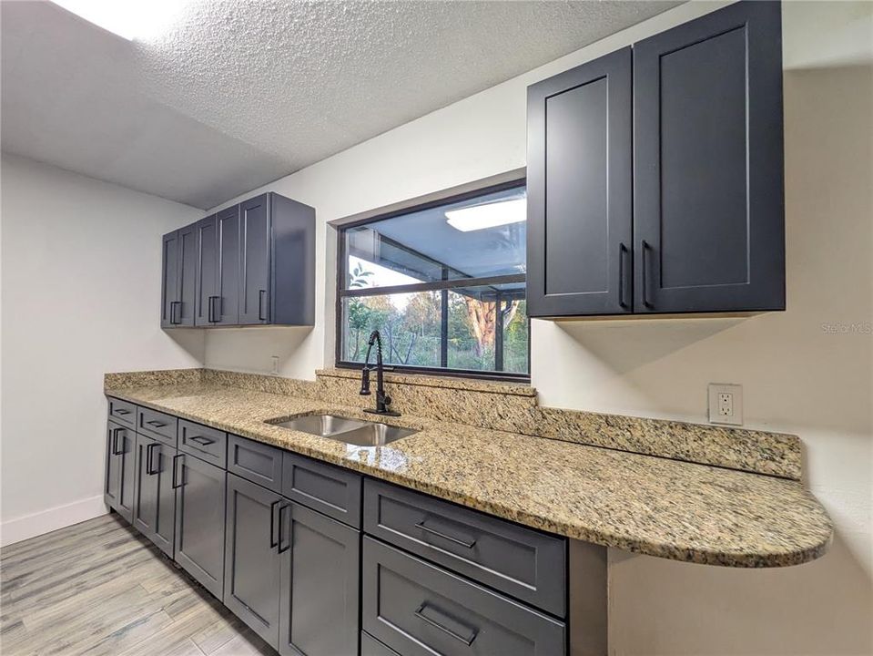 Activo con contrato: $255,000 (3 camas, 2 baños, 1437 Pies cuadrados)