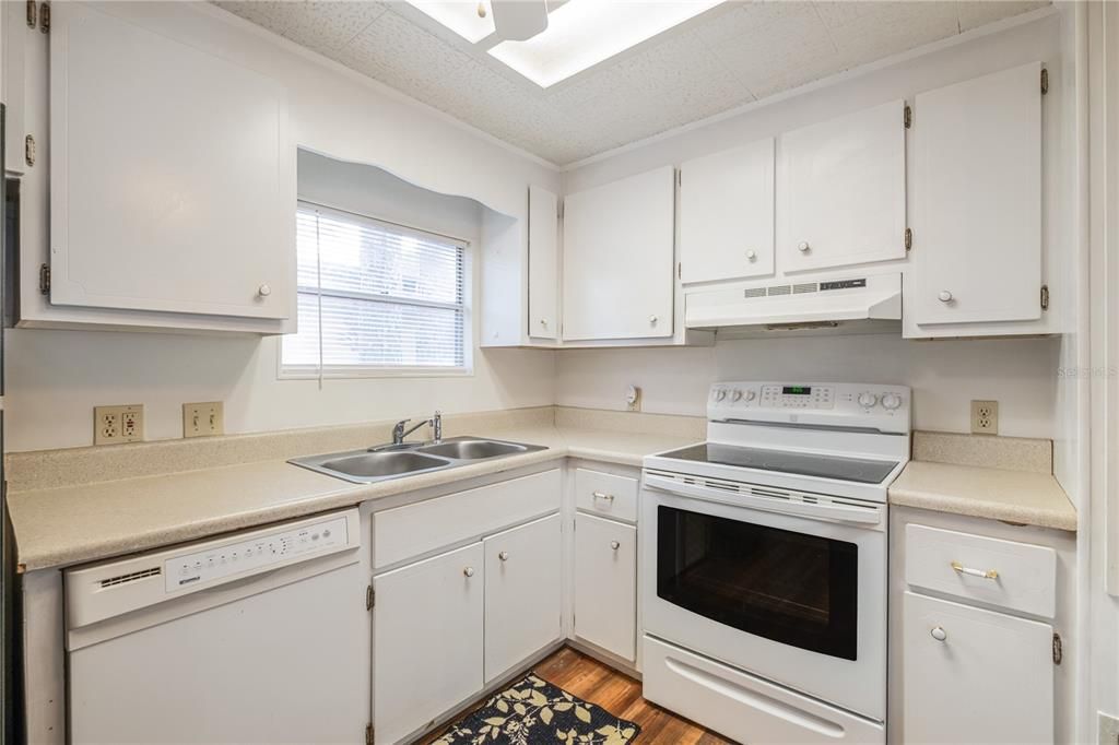 На продажу: $232,000 (2 спален, 2 ванн, 1256 Квадратных фут)