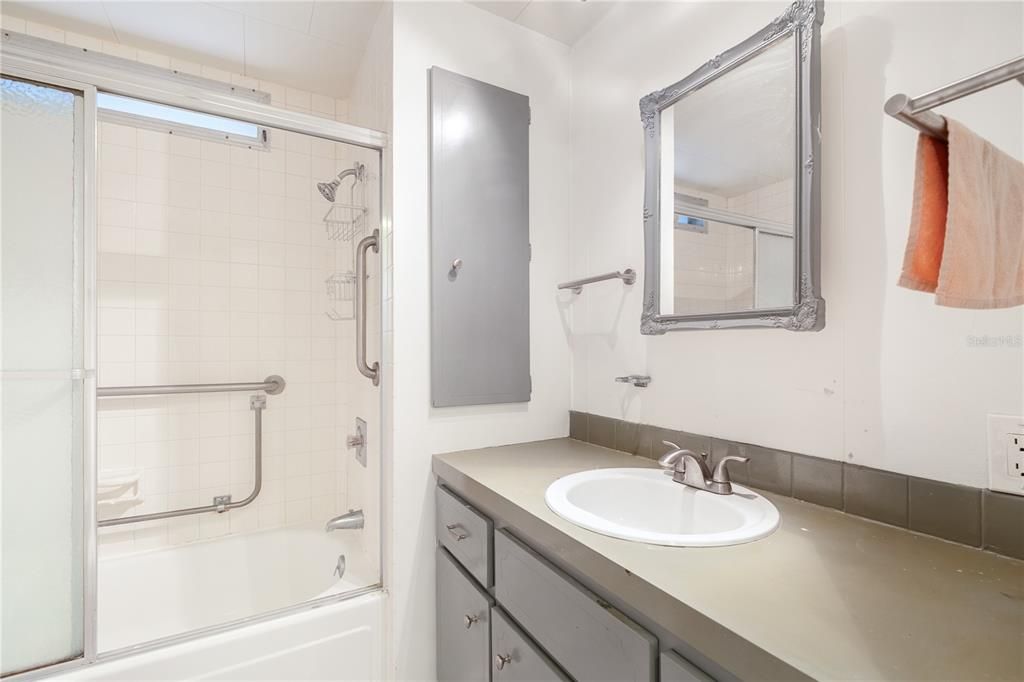 На продажу: $232,000 (2 спален, 2 ванн, 1256 Квадратных фут)