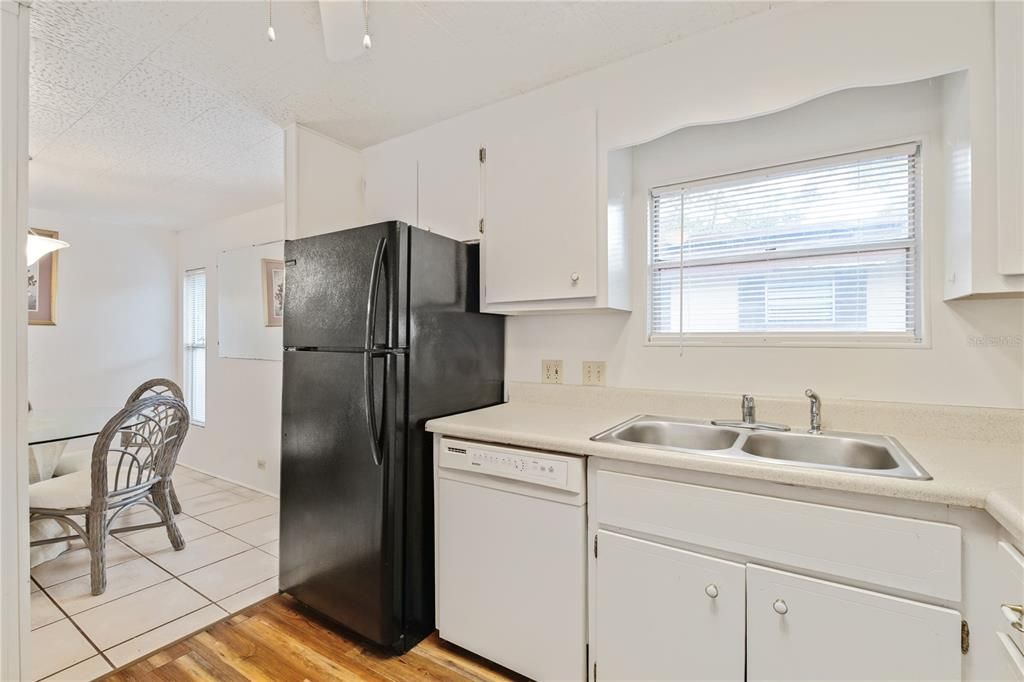 На продажу: $232,000 (2 спален, 2 ванн, 1256 Квадратных фут)