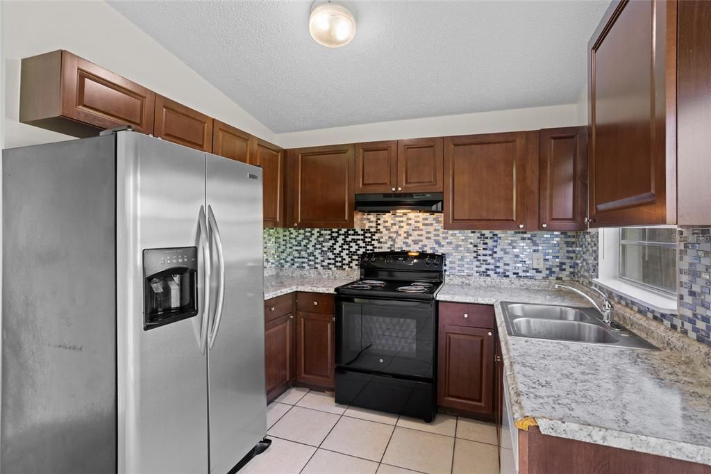 Activo con contrato: $300,000 (3 camas, 2 baños, 1216 Pies cuadrados)