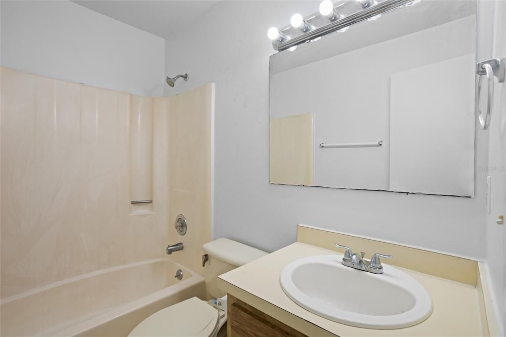 Activo con contrato: $300,000 (3 camas, 2 baños, 1216 Pies cuadrados)