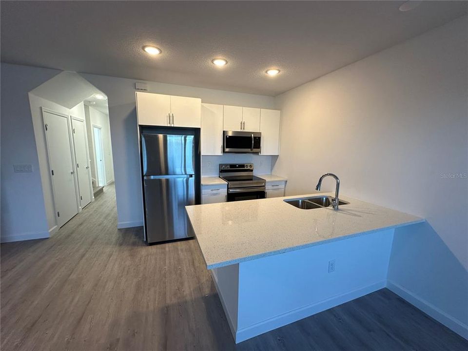 Под контрактом: $369,990 (3 спален, 2 ванн, 1778 Квадратных фут)