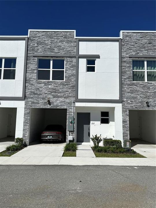 Под контрактом: $369,990 (3 спален, 2 ванн, 1778 Квадратных фут)