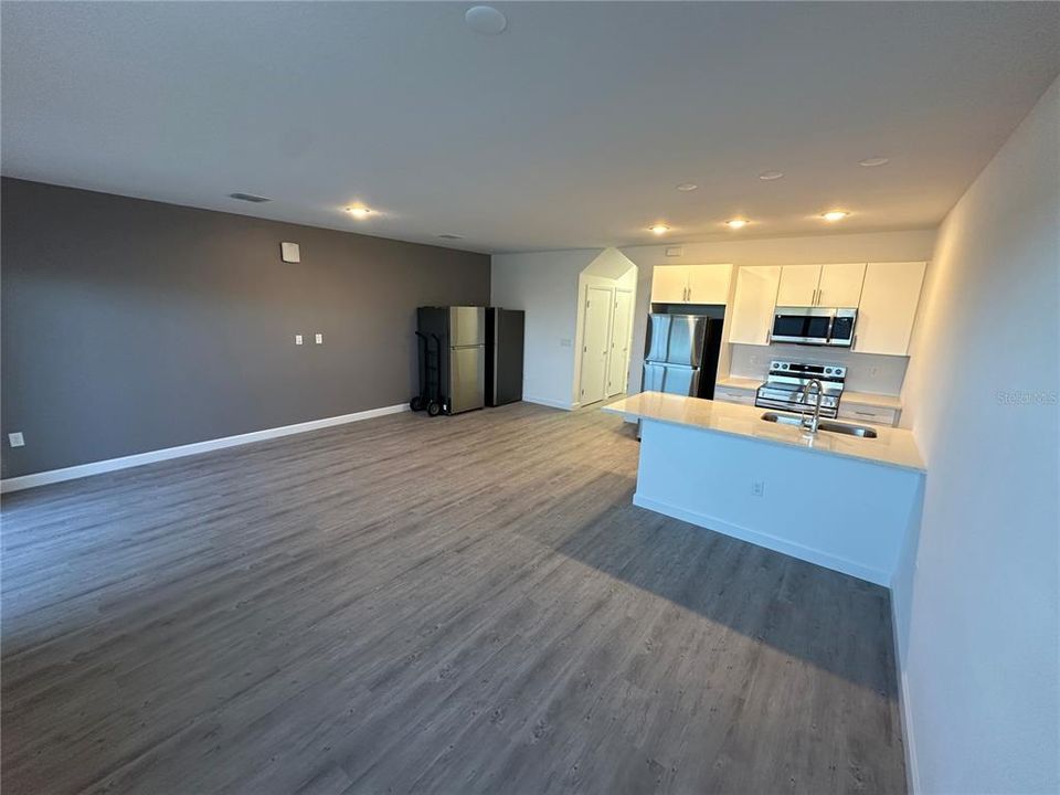 Под контрактом: $369,990 (3 спален, 2 ванн, 1778 Квадратных фут)