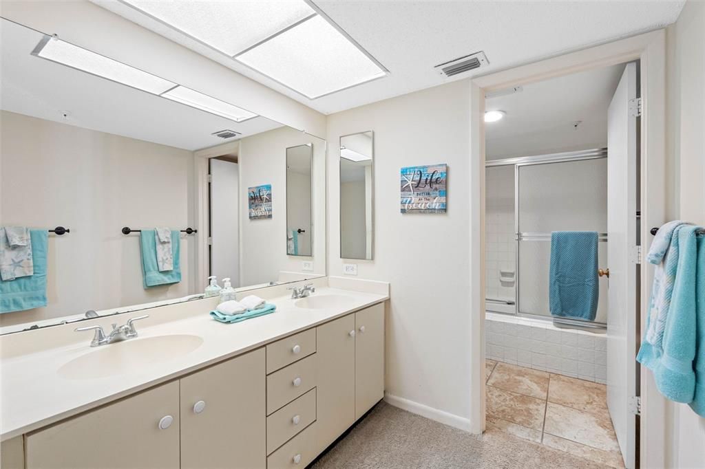 For Sale: $800,000 (2 beds, 2 baths, 1225 Square Feet)