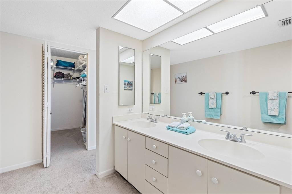 For Sale: $800,000 (2 beds, 2 baths, 1225 Square Feet)