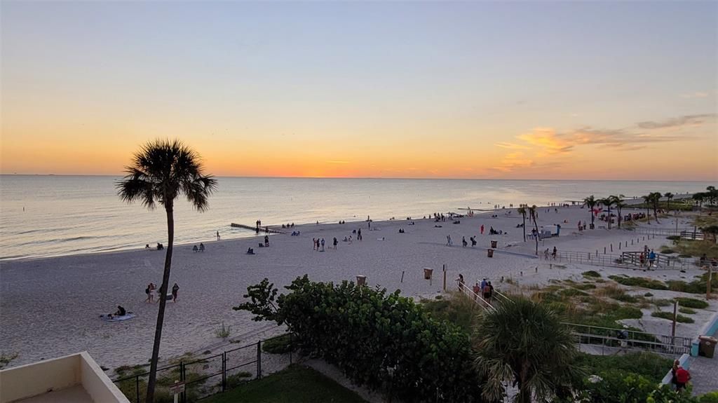 For Sale: $800,000 (2 beds, 2 baths, 1225 Square Feet)