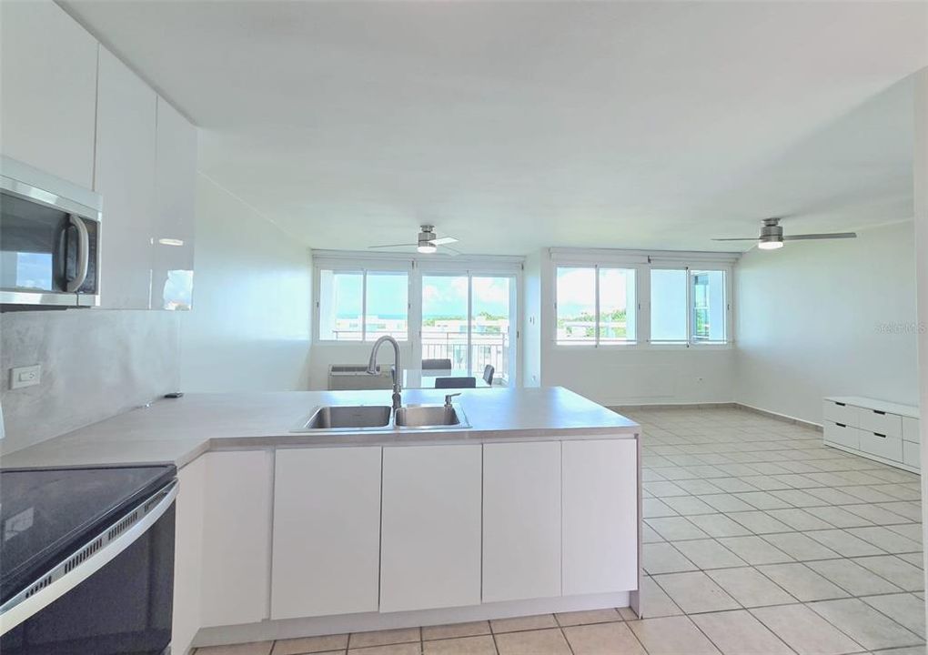 В аренду: $2,000 (0 спален, 1 ванн, 1400 Квадратных фут)