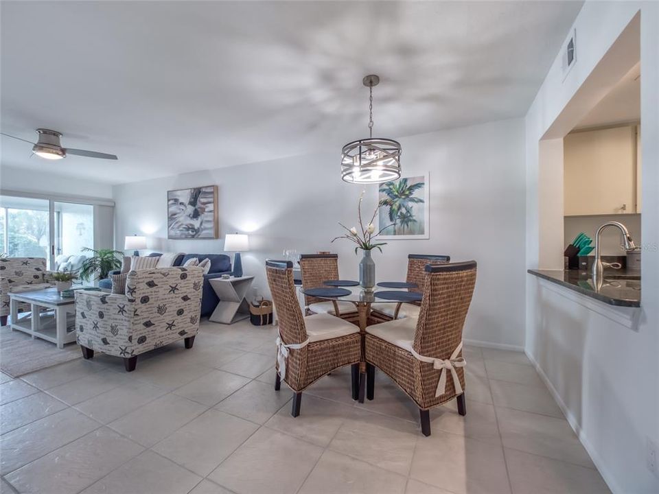 出租: $4,400 (2 贝兹, 2 浴室, 1127 平方英尺)