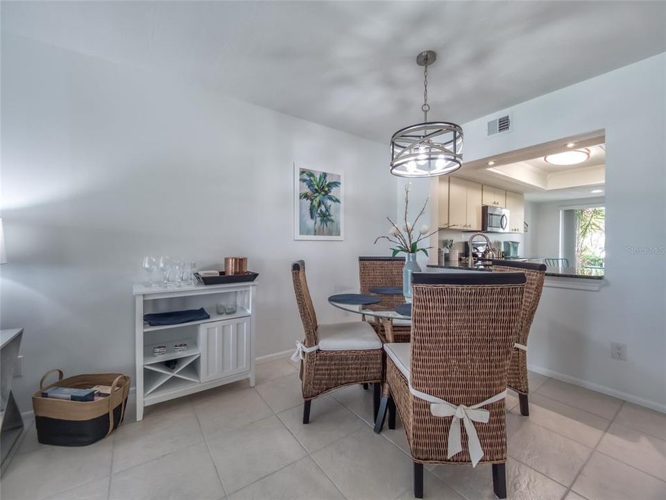 出租: $4,400 (2 贝兹, 2 浴室, 1127 平方英尺)