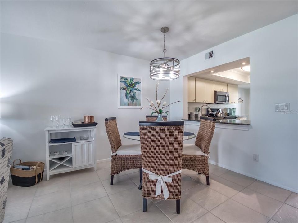 出租: $4,400 (2 贝兹, 2 浴室, 1127 平方英尺)