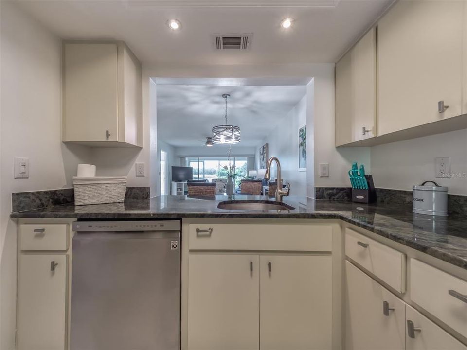 出租: $4,400 (2 贝兹, 2 浴室, 1127 平方英尺)