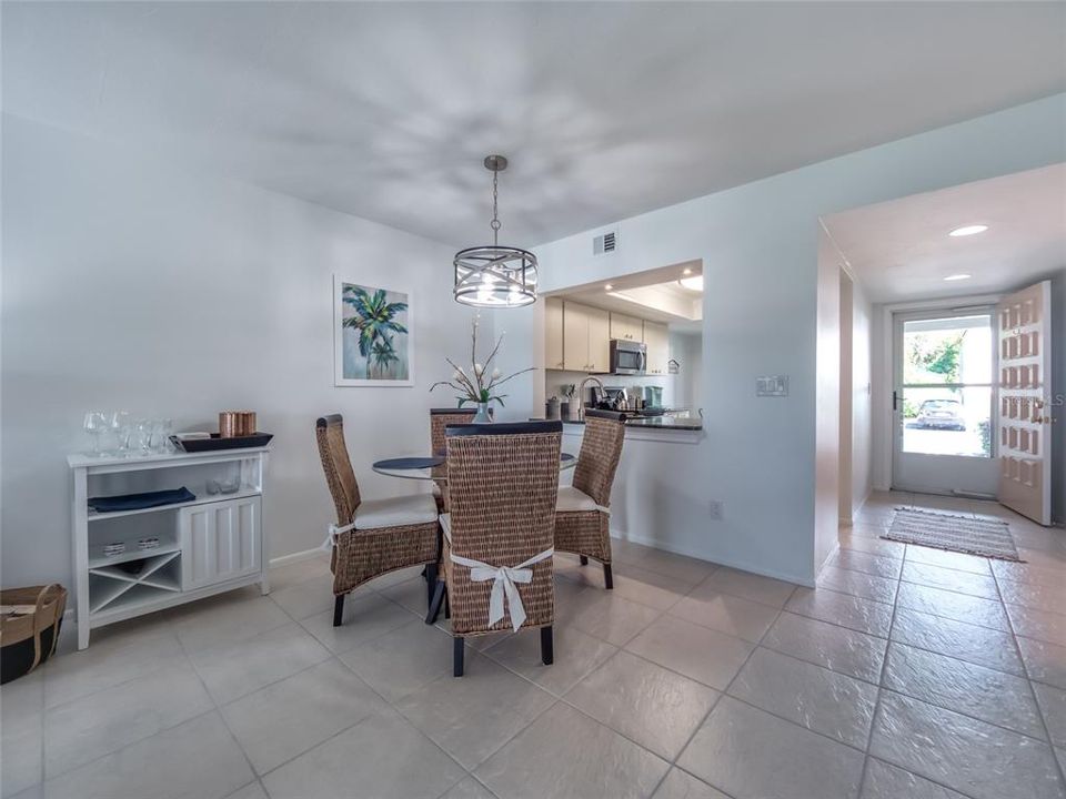 出租: $4,400 (2 贝兹, 2 浴室, 1127 平方英尺)