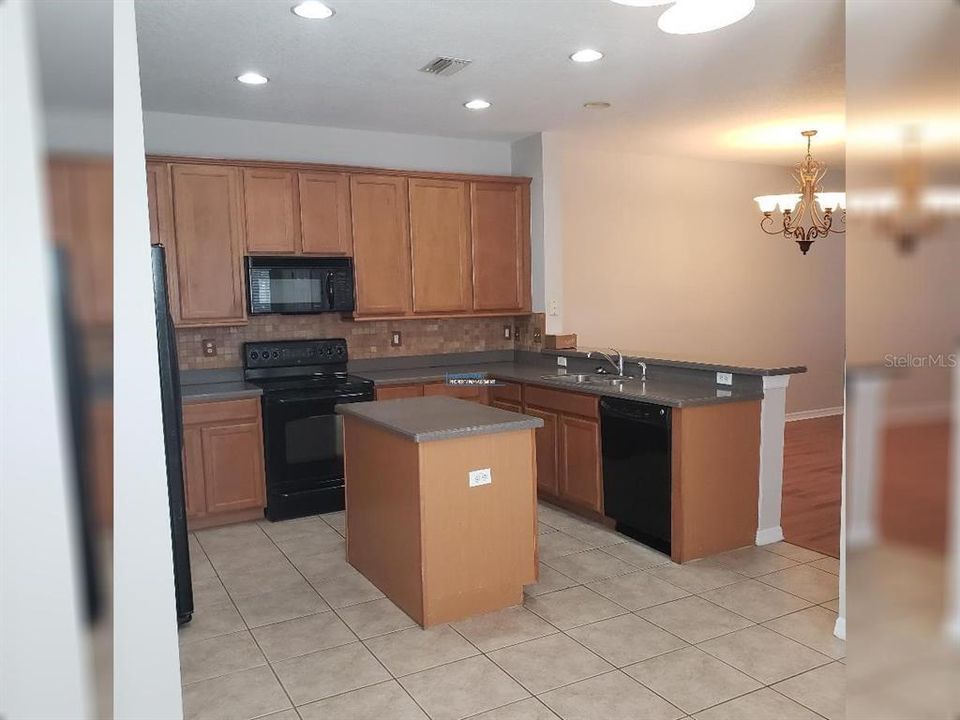 Activo con contrato: $2,195 (3 camas, 2 baños, 1610 Pies cuadrados)