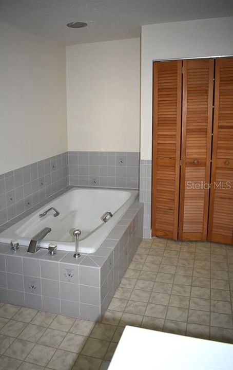 Active With Contract: $2,495 (3 beds, 2 baths, 2348 Square Feet)