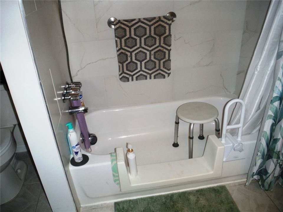 合同活跃: $135,000 (2 贝兹, 1 浴室, 990 平方英尺)