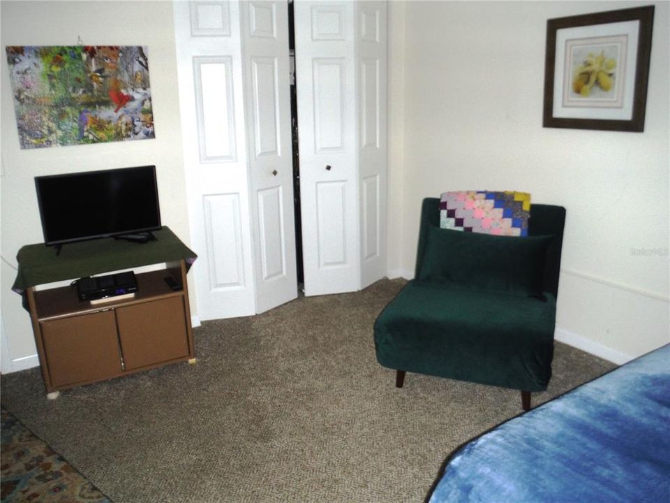 合同活跃: $135,000 (2 贝兹, 1 浴室, 990 平方英尺)