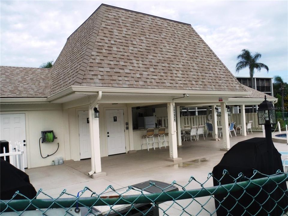 合同活跃: $135,000 (2 贝兹, 1 浴室, 990 平方英尺)