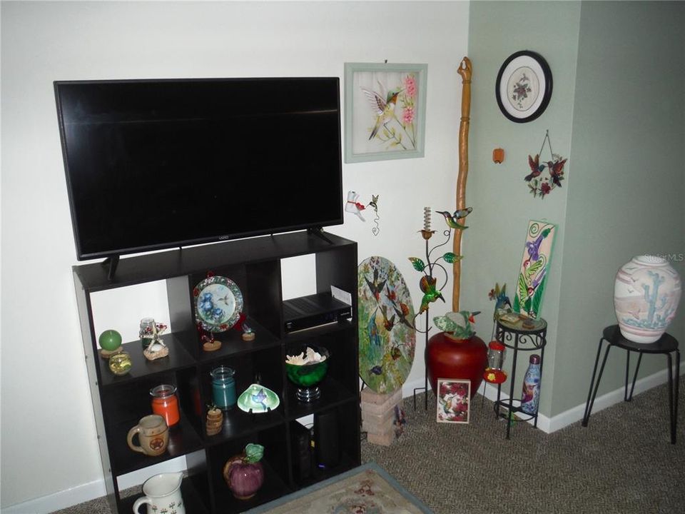 合同活跃: $135,000 (2 贝兹, 1 浴室, 990 平方英尺)