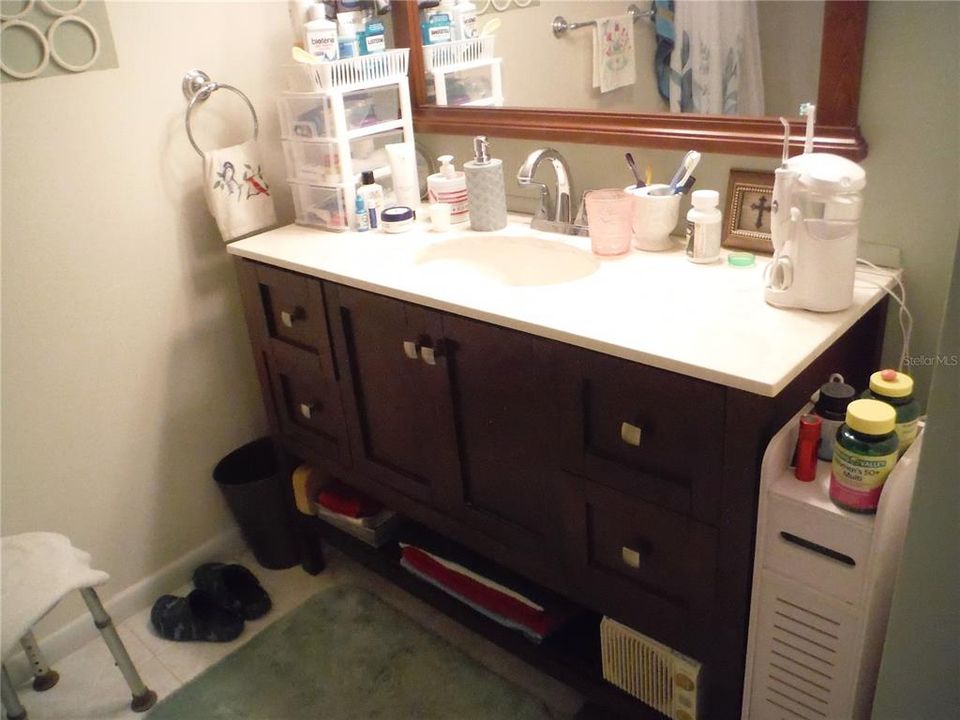 合同活跃: $135,000 (2 贝兹, 1 浴室, 990 平方英尺)