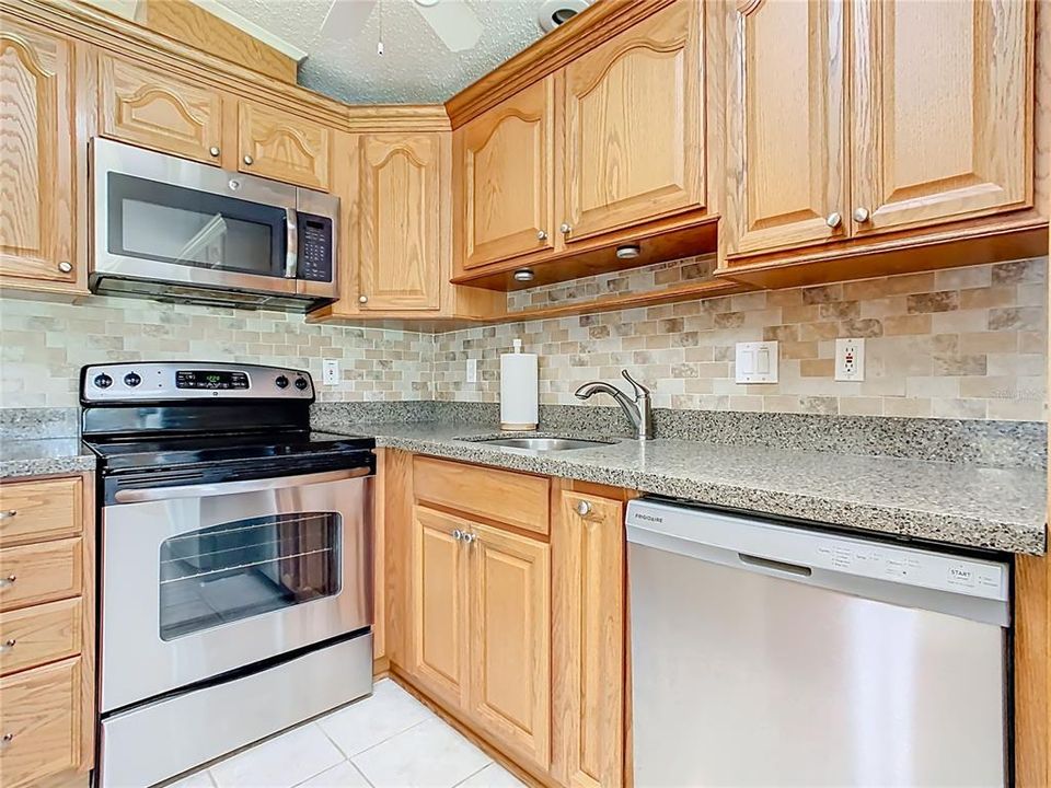 Active With Contract: $245,000 (2 beds, 2 baths, 1104 Square Feet)