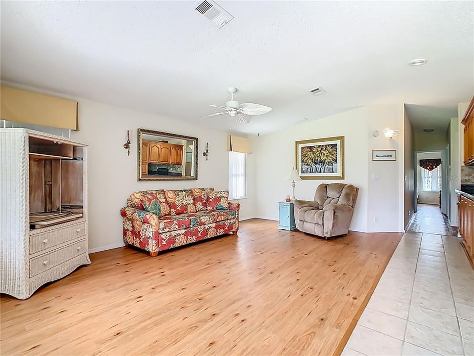 Active With Contract: $245,000 (2 beds, 2 baths, 1104 Square Feet)