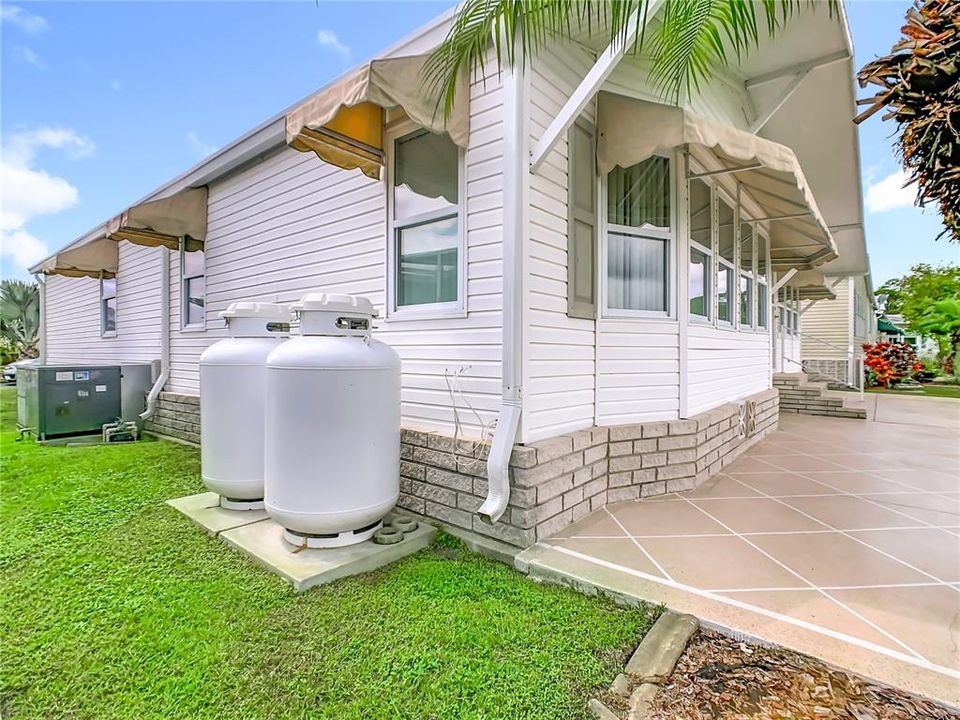 Active With Contract: $245,000 (2 beds, 2 baths, 1104 Square Feet)