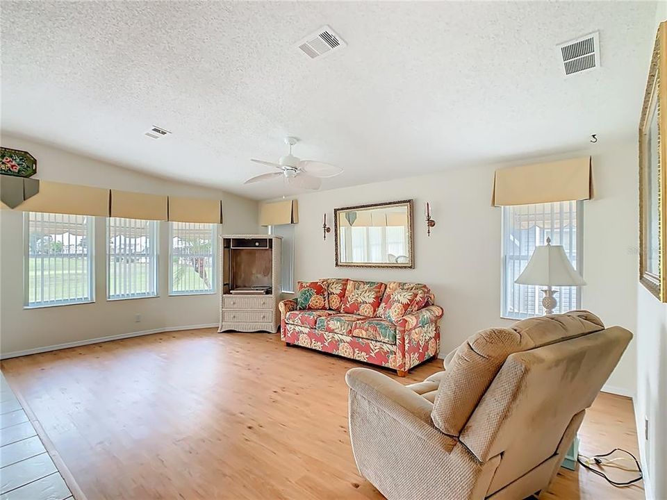 Active With Contract: $245,000 (2 beds, 2 baths, 1104 Square Feet)