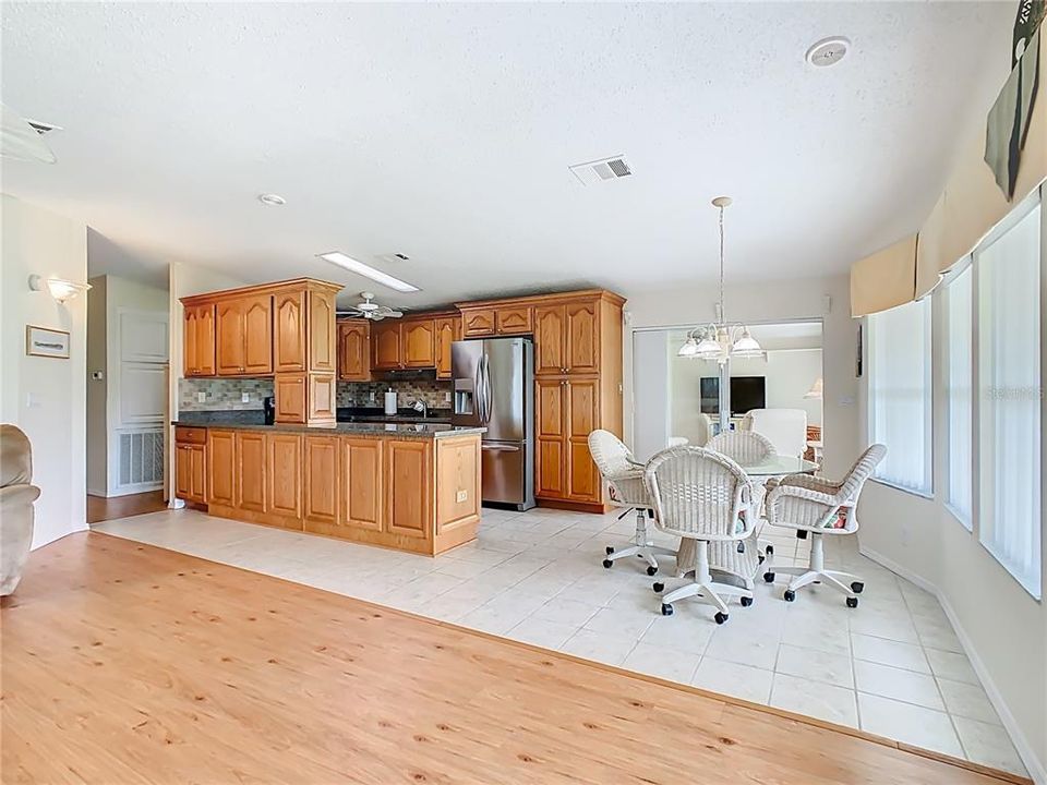 Active With Contract: $245,000 (2 beds, 2 baths, 1104 Square Feet)