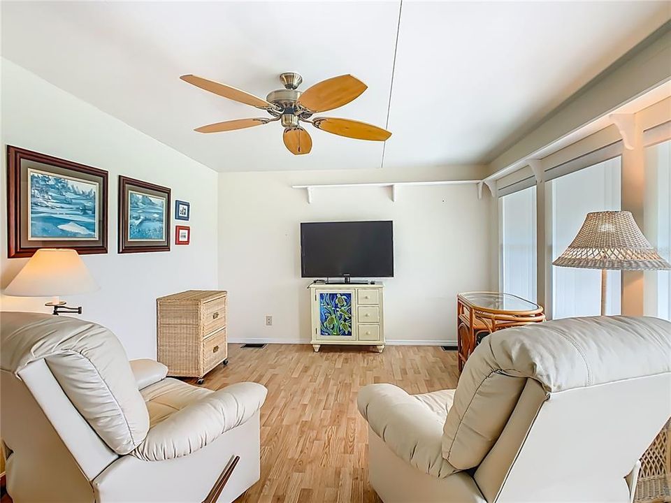 Active With Contract: $245,000 (2 beds, 2 baths, 1104 Square Feet)