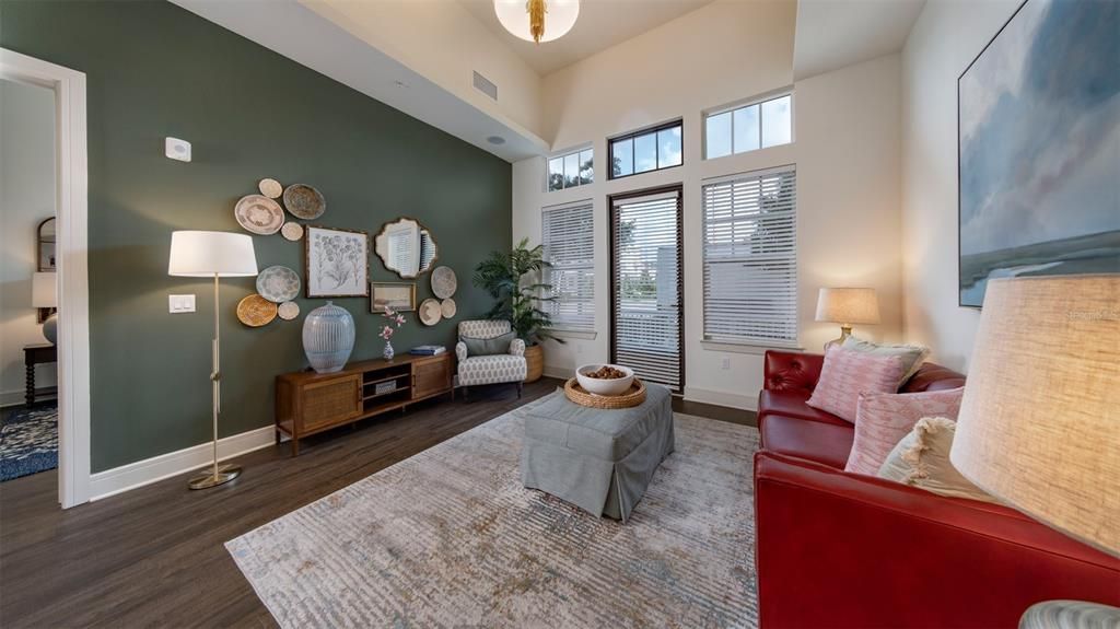 出租: $2,192 (1 贝兹, 1 浴室, 810 平方英尺)